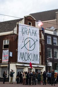 Amsterdam: Housing justice now! 20221023_Mokum_Kraakt_Nieuwezijds_Voorburgwal_302_Amsterdam-200x300